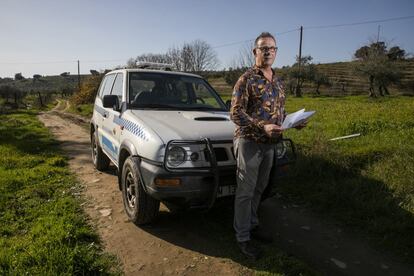 Felipe Cerro, alcalde de Cañamero, muestra uno de los lugares que se vería afectados por las catas y los sondeos para la instalación de la mina. El plan presentado por la empresa prevé la restauración de los lugares en los que lleven a cabo la investigación.