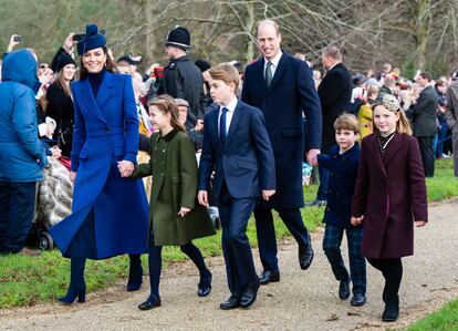 Los príncipes de Gales asisten con sus hijos al servicio matutino de Navidad en la Iglesia de Sandringham el 25 de diciembre de 2023 en Sandringham, Norfolk.