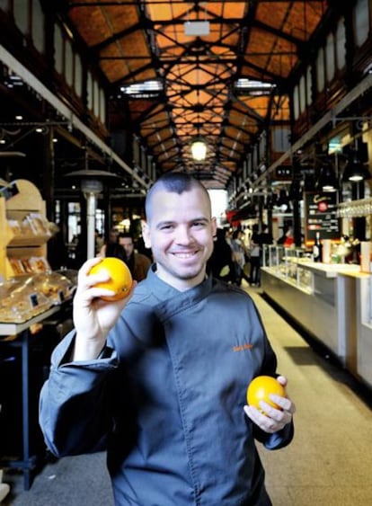 David Muñoz, chef de Diverxo, posa en el mercado de San Miguel (a un paso de la madrileña plaza Mayor).