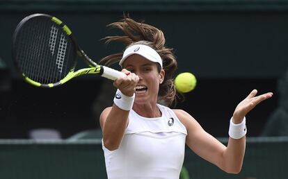 La tenista británica Johanna Konta golpea la pelota durante un punto del partido contra la estadounidense Venus Williams.