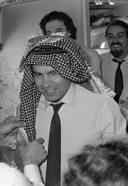 Ammán (Jordania), 1 de marzo de 1984. Tras su visita oficial a Israel, el presidente del Gobierno, Felipe González, se coloca el típico pañuelo palestino durante el vuelo hacia Jordania.