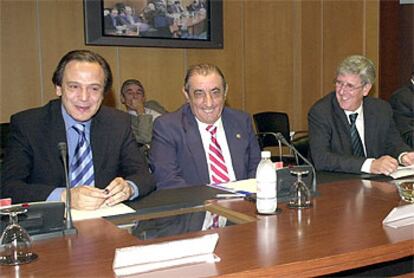 Dirigentes de la Liga Profesional presiden una reunión de clubes.