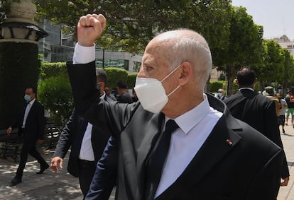 El presidente de Túnez, Kais Said, saludaba a ciudadanos por las calles de Túnez, el pasado 1 de agosto.