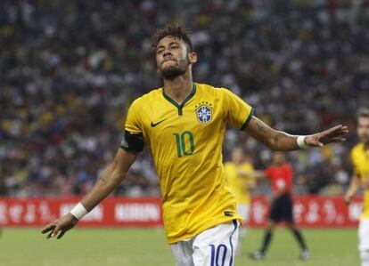 Neymar celebra uno de sus goles frente a Japón.
