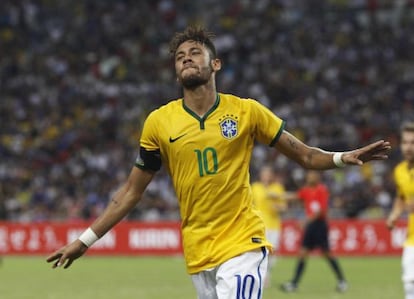 Neymar celebra un dels seus gols contra el Japó.