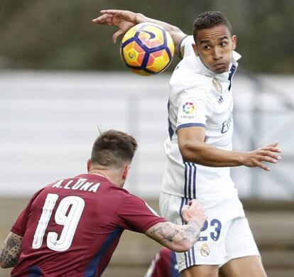 Danilo, intenta controlar el esférico ante el jugador del Eibar, Antonio Luna.