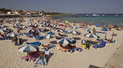 Turistas en la playa de Punta Prima, en el municipio menorquín de Sant Lluís.