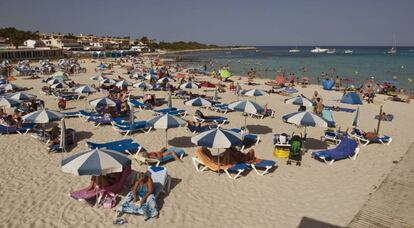 Turistas en la playa de Punta Prima, en el municipio menorqu&iacute;n de Sant Llu&iacute;s.