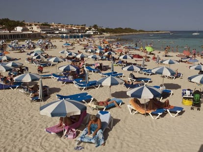 Turistas en la playa de Punta Prima, en el municipio menorqu&iacute;n de Sant Llu&iacute;s.