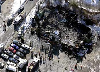 Estado en el que quedó la discoteca de Rhode Island tras el incendio ocurrido ayer durante una actuación musical.
