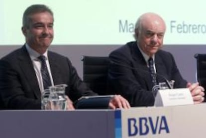 En la imagen, el presidente del BBVA, Francisco Gonz&aacute;lez (d) y el consejero delegado, &Aacute;ngel Cano. 