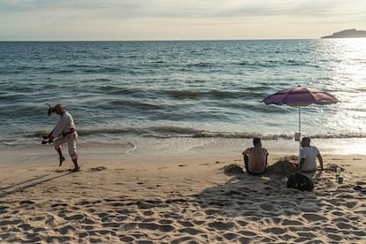 Turistas en Mazatlán, Sinaloa, el 1 de agosto de 2020.