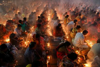 Devotos hindúes en un templo en Narayangonj, cerca de Daca, (Bangladés), este martes 5 de noviembre.