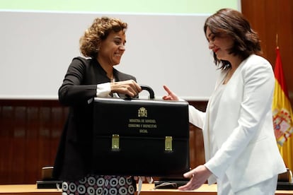 La nueva ministra de Sanidad, Consumo y Bienestar Social, Carmen Montón (d), recibe la cartera de la que es titular de manos de su antecesora en el cargo, Dolors Montserrat.
