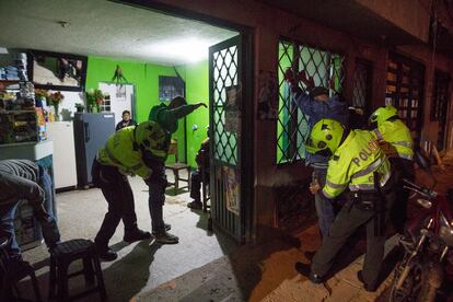 Oficiales de policía realizan una redad en un bar en Soacha (Bogotá), en 2021.