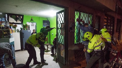 Oficiales de policía realizan una redad en un bar en Soacha (Bogotá), en 2021.