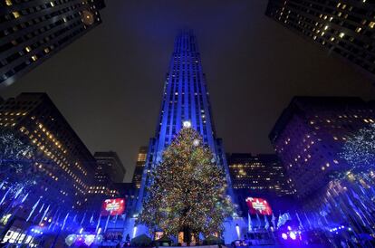 Un pino noruego de más de 28 metros de altura iluminado con 50.000 luces LED de colores es este año la pieza central de la ambientación navideña del Rockefeller Center de Nueva York. Un clásico de las fiestas neoyorquinas desde hace más de siete décadas. Tampoco falta la pista de patinaje en esta ocación. Se inauguró el 30 de noviembre y estará abierto hasta el 7 de enero. Los típicos selfies tienen su propio 'hashtag': #RockCenterXMAS.