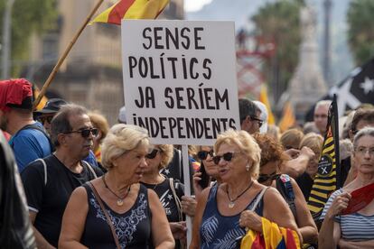Participantes en la manifestación de la Diada de 2022 en Barcelona, con una pancarta en la que se lee "sin políticos ya seríamos independientes".