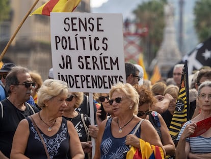 Participantes en la manifestación de la Diada de 2022 en Barcelona, con una pancarta en la que se lee "sin políticos ya seríamos independientes".