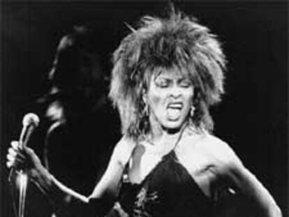Tina Turner canta <i>What&#39;s love got to do with it</i> en Los Ángeles en 1984.
