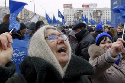 Partidarios de Yanukóvich celebran la victoria ayer ante la Comisión Electoral Central, en Kiev.
