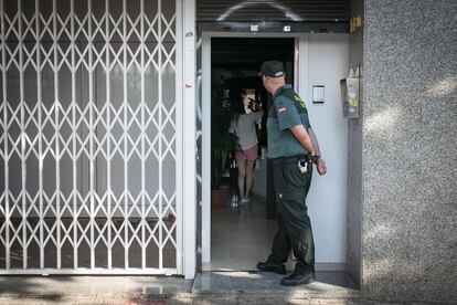 Un agent observa l'interior del saló de massatges del carrer d'Ali Bei.