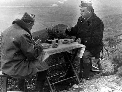 El general Franco, a la derecha, almuerza con el general Dávila durante la Guerra Civil española.