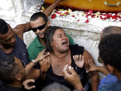 La vuida del músico acribillado, durante su funeral el miércoles en Río.