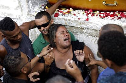 La vuida del músico acribillado, durante su funeral el miércoles en Río.