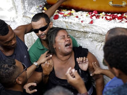 La vuida del músico acribillado, durante su funeral el miércoles en Río.