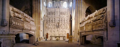 El nombre completo del conjunto es Real Monasterio de Santa María de Poblet. En el interior puede observarse el panteón real de la Corona de Aragón, que se encuentra en este lugar desde finales del siglo XIV hasta la extinción de la casa real de Aragón. No es posible visitar toda la abadía, ya que algunas partes permanecen cerradas al público. La entrada cuesta 7,5 euros.