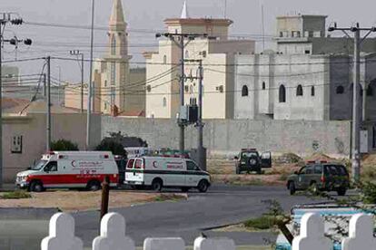 Vehículos policiales y ambulancias, ayer en el lugar del enfrentamiento con los terroristas islamistas.