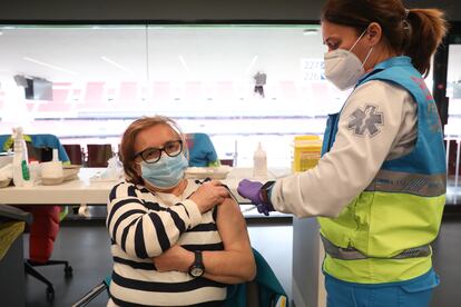Una mujer es vacunada con una dosis de AstraZeneca en el Wanda Metropolitano de Madrid el 30 de marzo.