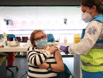 Una mujer es vacunada con una dosis de AstraZeneca en el Wanda Metropolitano de Madrid el 30 de marzo.