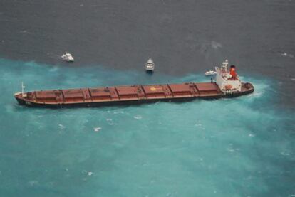 Imagen aérea que muestra la fuga de petróleo del barco chino 'Shen Neng 1' cerca de la costa Australiana.