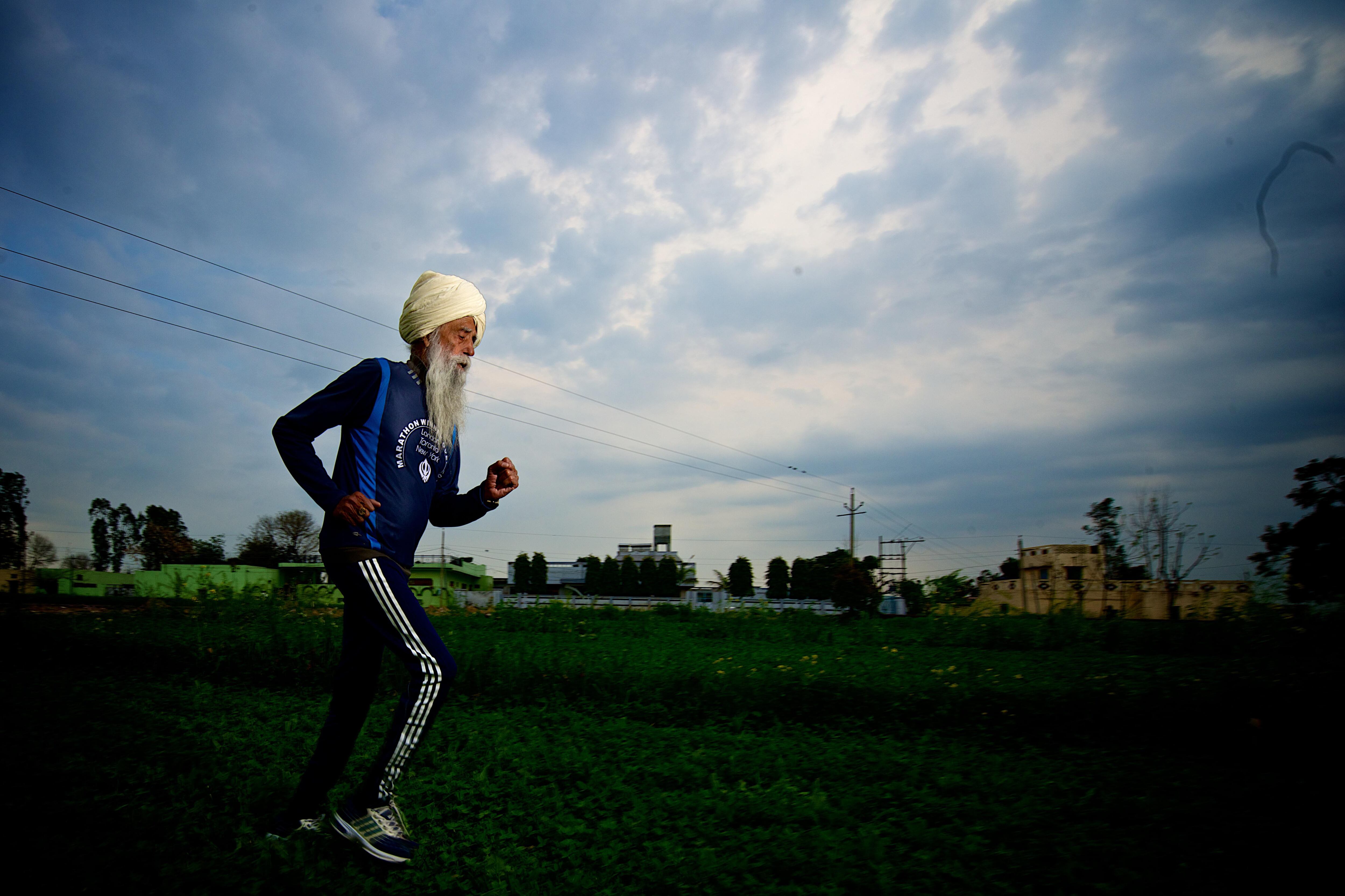 Muere atropellado a los 114 años Fauja Singh, el maratoniano más longevo
