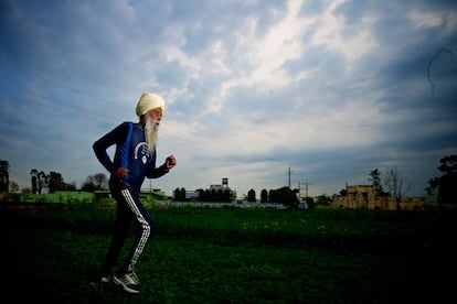 Fauja Singh, en una imagen cuando tenía 102 años, en marzo de 2014.