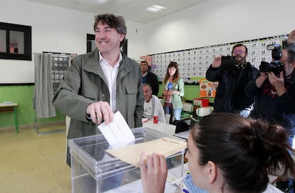 El candidato a lehendakari de PSE-EE, Eneko Andueza, vota este domingo en el colegio Maestro Zubeldia en Portugalete.