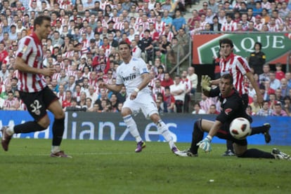 Cristiano marca el tercer gol del Madrid ante un vencido Iraizoz.