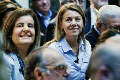 Cospedal, con la ministra de Empleo, Fátima Báñez a su derecha, durante el acto de su partido en Toledo.