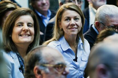 Cospedal, con la ministra de Empleo, Fátima Báñez a su derecha, durante el acto de su partido en Toledo. 