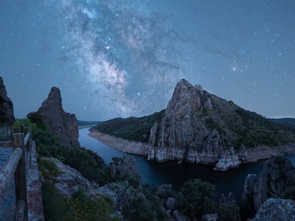 Vista del cielo nocturno desde el mirador del Salto del Gitano, en Monfragüe (Cáceres).