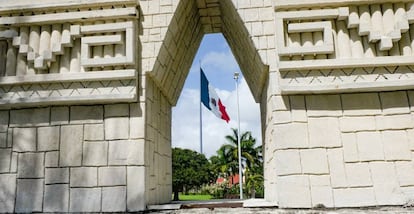 Una bandera monumental en la zona hotelera de Cancún 