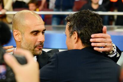 El entrenador del Barcelona (d), Luis Enrique, saluda al entrenador del Bayern de Munich, Pep Guardiola, en la semifinal del partido de ida de la Champions League, el 6 de mayo de 2015.