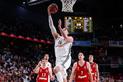 Hezonja entra a canasta en el duelo ante el Bayern.