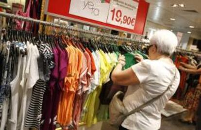 Una mujer mira las ofertas de ropa de unos grandes almacenes madrileños. EFE/Archivo