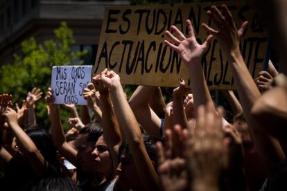 Protesta bajo el lema "La paz no puede aterrazar... ¡Porque un tirano la cegó!" de la coordinadora Víctimas Trauma Ocular, el 13 de diciembre de 2019 frente al Palacio de La Moneda de Santiago de Chile.