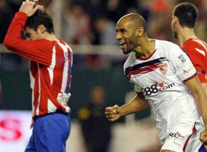 Kanouté celebra un gol al Atlético de Madrid en el estadio Sánchez Pizjuán.