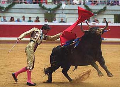 Jesulín de Ubrique da un pase de pecho al cuarto toro de la corrida.