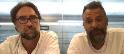 Pablo Guimón y Álvaro García, periodistas de EL PAÍS, conversan con un grupo de suscriptores del diario.